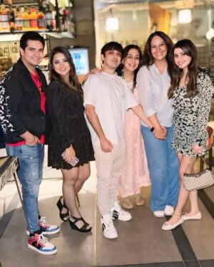 Nidhi Uttam Instagram - Most cherished moments happen when friends and family get together. Last night was just about that with my extended family from YRKKH ❤️
.
An evening filled with fun and laughter with the crazy bunch 😀
.
.
@medhajambotkar @realsonaliverma @ayush_viz @nidhiuttam @nehasaroopa6 @sakshikohli02 @themohitpathak 🤗❤️