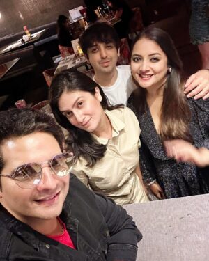 Nidhi Uttam Instagram - Most cherished moments happen when friends and family get together. Last night was just about that with my extended family from YRKKH ❤️
.
An evening filled with fun and laughter with the crazy bunch 😀
.
.
@medhajambotkar @realsonaliverma @ayush_viz @nidhiuttam @nehasaroopa6 @sakshikohli02 @themohitpathak 🤗❤️