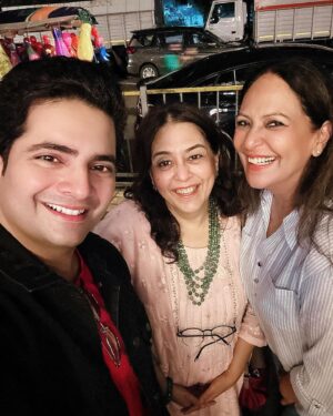 Nidhi Uttam Instagram - Most cherished moments happen when friends and family get together. Last night was just about that with my extended family from YRKKH ❤️
.
An evening filled with fun and laughter with the crazy bunch 😀
.
.
@medhajambotkar @realsonaliverma @ayush_viz @nidhiuttam @nehasaroopa6 @sakshikohli02 @themohitpathak 🤗❤️