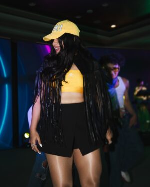 Nikhita Gandhi Instagram - Come join our party 🎈💛

#NIKIVERSE 

@dinematics 📸

#nikhitagandhi #nikhitagandhilive #delhi #concert #show #live