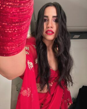 Nikhita Gandhi Instagram - Channeling my inner Bong Bae ♥️ 💋 

Outfit @manishmalhotra05 
Bangles @styledbysujata 
Hair @nikita_makeup_hair 

#desi #saree #red #redsaree #manishmalhotra