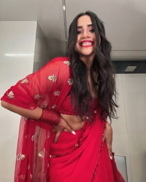 Nikhita Gandhi Instagram - Channeling my inner Bong Bae ♥️ 💋 

Outfit @manishmalhotra05 
Bangles @styledbysujata 
Hair @nikita_makeup_hair 

#desi #saree #red #redsaree #manishmalhotra