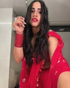 Nikhita Gandhi Instagram - Channeling my inner Bong Bae ♥️ 💋 

Outfit @manishmalhotra05 
Bangles @styledbysujata 
Hair @nikita_makeup_hair 

#desi #saree #red #redsaree #manishmalhotra