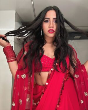 Nikhita Gandhi Instagram - Channeling my inner Bong Bae ♥️ 💋 

Outfit @manishmalhotra05 
Bangles @styledbysujata 
Hair @nikita_makeup_hair 

#desi #saree #red #redsaree #manishmalhotra