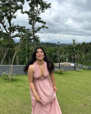 Nikita Sharma Instagram - Surrounded by the amazing Kerala weather, I can’t help but smile 🌧️🤍

Dress: @beachbum.in