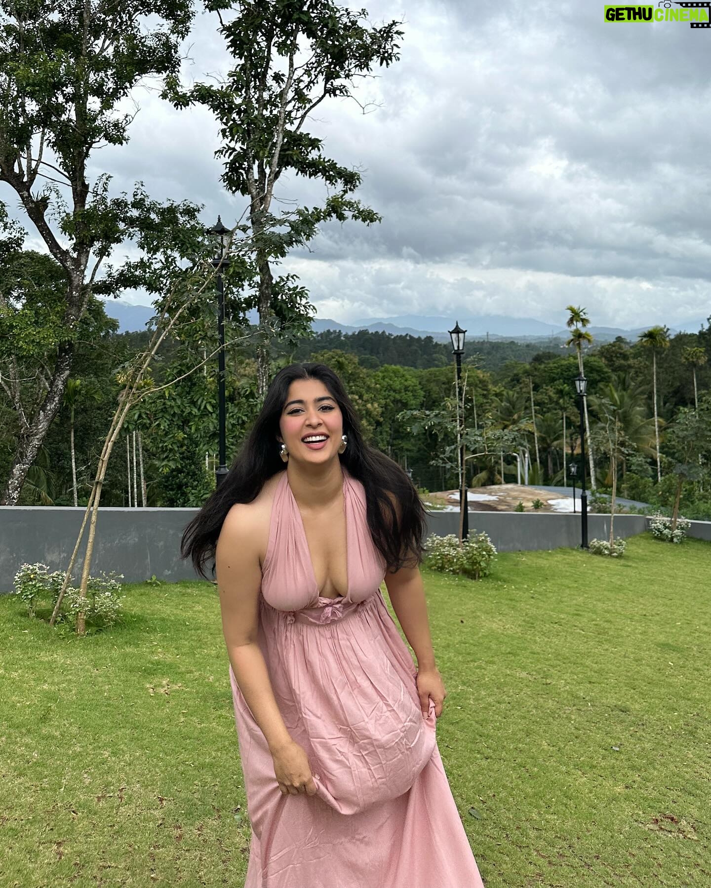 Nikita Sharma - 106.8K Likes - Surrounded by the amazing Kerala weather, I can’t help but smile 🌧️🤍
Dress: @beachbum.in