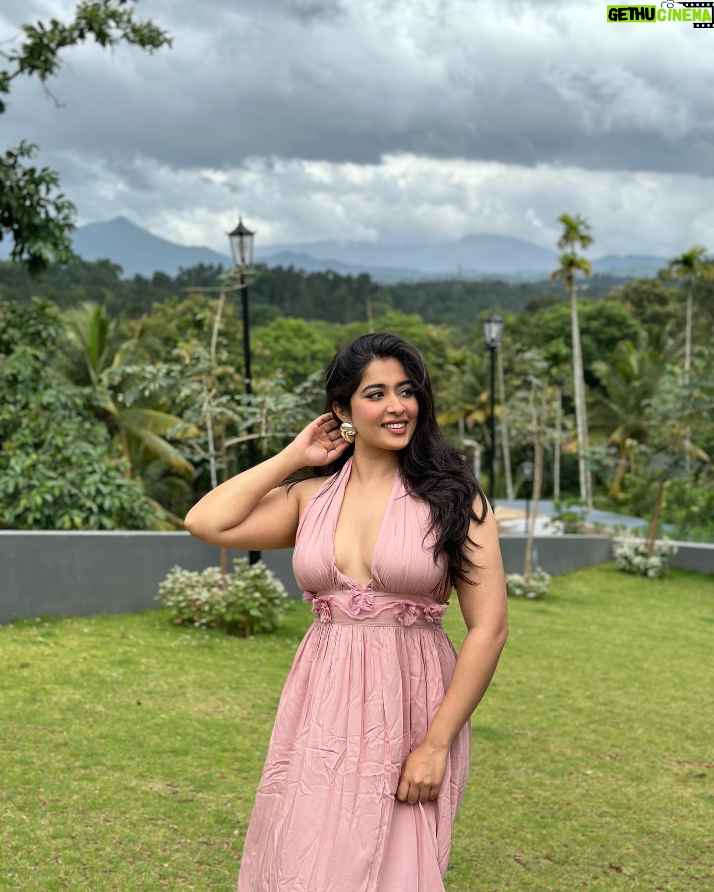Nikita Sharma - 106.8K Likes - Surrounded by the amazing Kerala weather, I can’t help but smile 🌧️🤍
Dress: @beachbum.in
