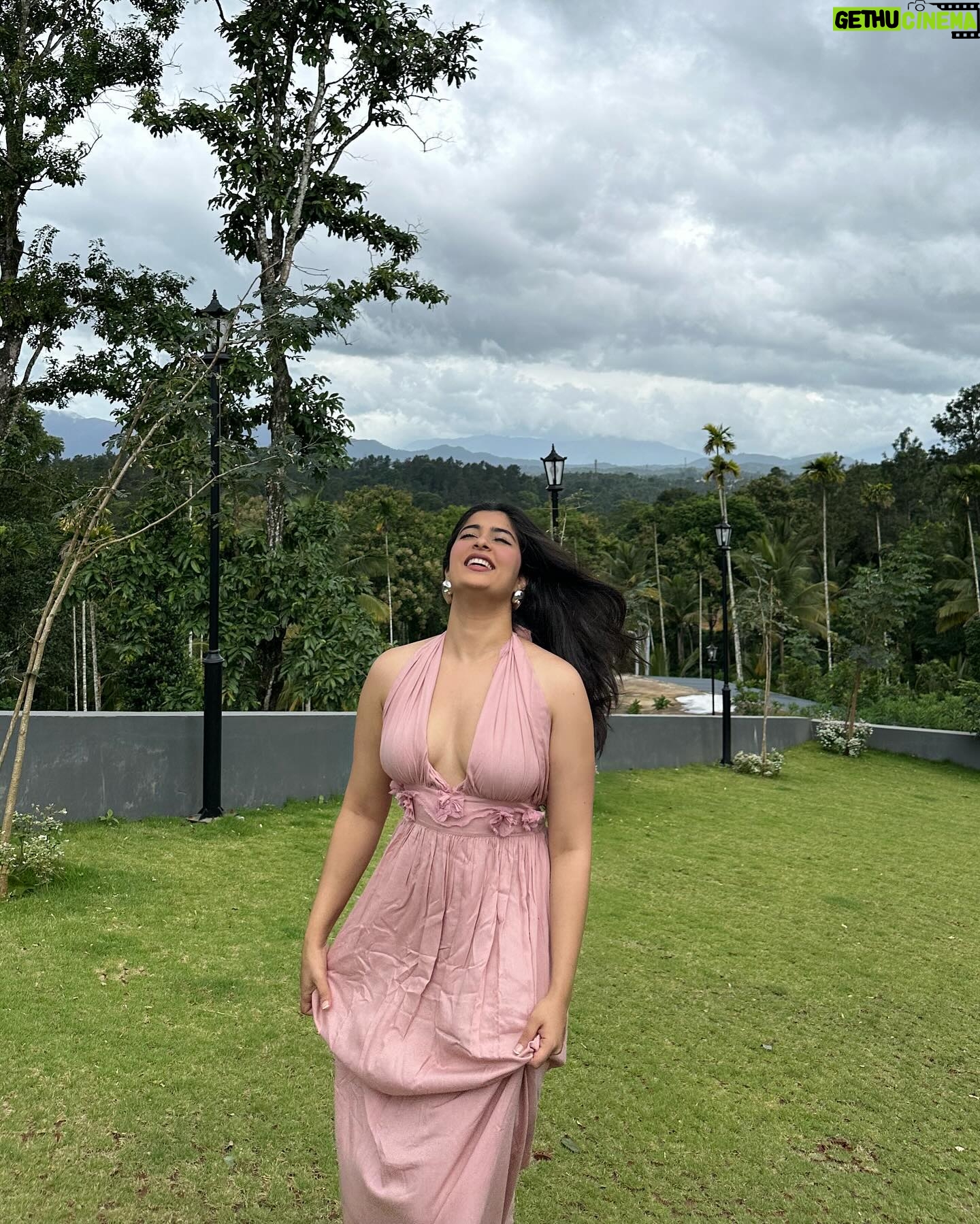 Nikita Sharma - 106.8K Likes - Surrounded by the amazing Kerala weather, I can’t help but smile 🌧️🤍
Dress: @beachbum.in