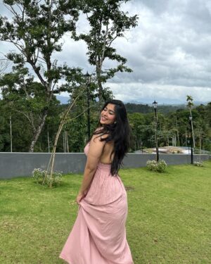 Nikita Sharma Instagram - Surrounded by the amazing Kerala weather, I can’t help but smile 🌧️🤍

Dress: @beachbum.in
