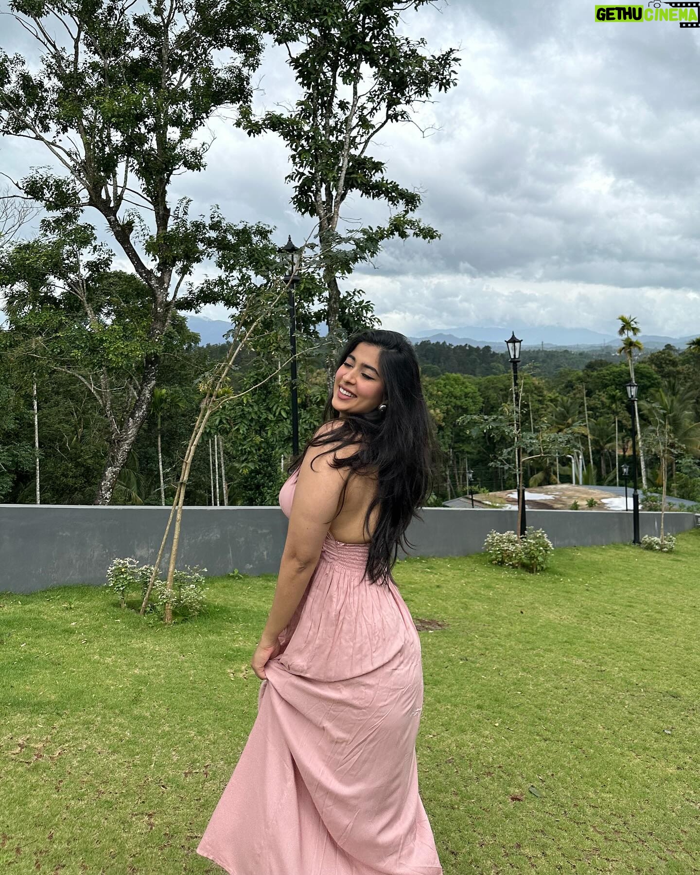 Nikita Sharma - 106.8K Likes - Surrounded by the amazing Kerala weather, I can’t help but smile 🌧️🤍
Dress: @beachbum.in