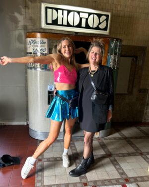 Nikki Glaser Instagram - On break from my own tour, I went and followed Taylor’s in Europe and brought my mom and dad with me. I don’t have kids and so this is what I like to do with my free time and money because 𝓉𝒽ℯ𝓇ℯ’𝓈 𝓃ℴ𝓉𝒽𝒾𝓃ℊ 𝓁𝒾𝓀ℯ 𝒶 𝓂𝒶𝒹 𝓌ℴ𝓂𝒶𝓃. #erastourdublin #erastouramsterdam