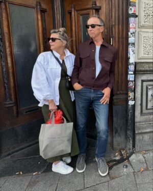 Nikki Glaser Instagram - On break from my own tour, I went and followed Taylor’s in Europe and brought my mom and dad with me. I don’t have kids and so this is what I like to do with my free time and money because 𝓉𝒽ℯ𝓇ℯ’𝓈 𝓃ℴ𝓉𝒽𝒾𝓃ℊ 𝓁𝒾𝓀ℯ 𝒶 𝓂𝒶𝒹 𝓌ℴ𝓂𝒶𝓃. #erastourdublin #erastouramsterdam