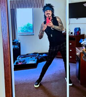 Nikki Sixx Instagram - Last gig tonight and heading HSH for a month with the family and friends.#HotelLife  Great run of shows. Thanks everybody who came out and saw us. 🤍🤘🏽