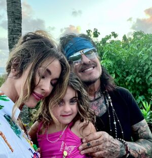 Nikki Sixx Instagram - We had great meetings and product development sessions here in Toronto with @how2girl and great to be with family.  One more show and back home for a few weeks. 👍🏽☑️🤘🏽🍁
