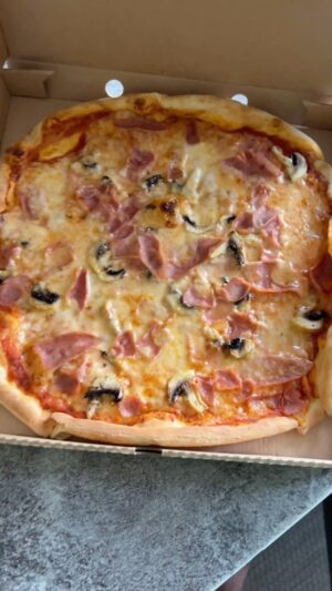 Niklas Andersson Instagram - Träning som en pizza - hitta rutinen för långsiktig framgång

din träning under hösten kan liknas vid en pizza. Precis som en pizza har en botten och olika ingredienser, så behöver din träning en rutin som grunden, och sedan kan du variera innehållet. Det viktiga är att hitta en rutin och inte fokusera för mycket på att träningen måste vara tuff eller speciell - det handlar om att komma igång och göra det regelbundet.