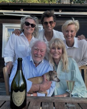 Niklas Strömstedt Instagram - Sommarens bästa tradition - middag i två akter med stjärnorna Göranzon, Ekland och Malmsjö. Extra hurraigt denna gången ity Marie tilldelats Lena Nyman-priset - en mycket flott flaska Dompan. #smådalarö #tradition
