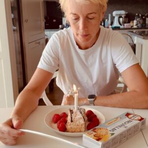 Niklas Strömstedt Instagram - ❤️Denna människa, så smart, rolig, inspirerande och ljuvlig att dela livet med fyller år idag. Skulle ni råka komma i hennes väg så gör vågen, tuta, sjung en glad sång eller le bara stort och varmt.❤️