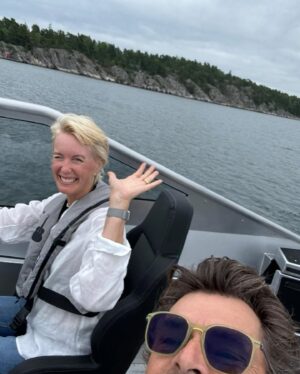 Niklas Strömstedt Instagram - ❤️Denna människa, så smart, rolig, inspirerande och ljuvlig att dela livet med fyller år idag. Skulle ni råka komma i hennes väg så gör vågen, tuta, sjung en glad sång eller le bara stort och varmt.❤️