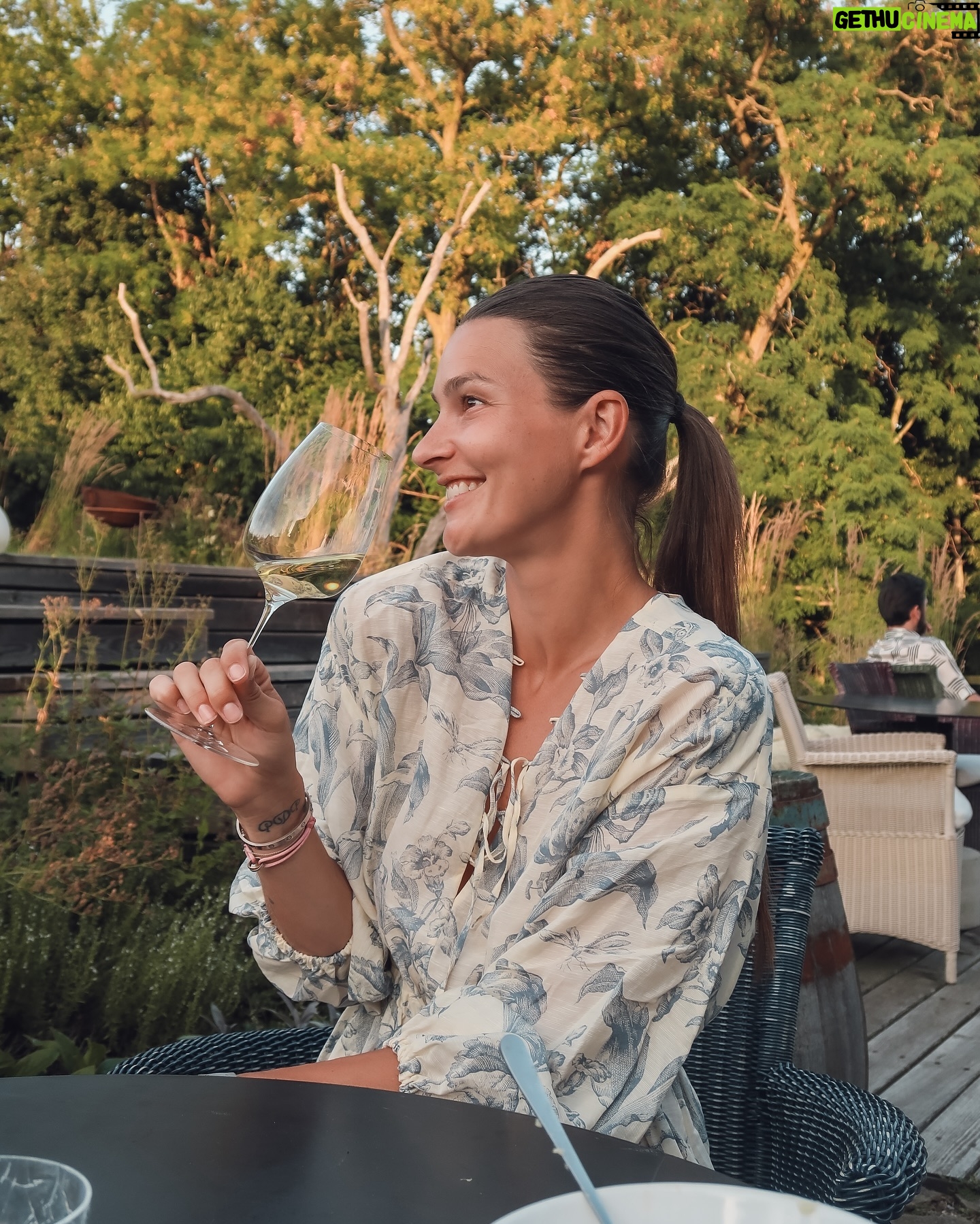 Nikol Švantnerová - 3 Likes - Poslední střípky z našeho třídenního relaxu🌲🫧🌿
1. Plavky, na které jste se ptali z @reserved
2. Relax v přírodě!
3. Bazén, u kterého jsme byli nonstop.
4. Ano, opravdu nonstop😁🫧
5. Gastronomie 12/10! Bylo to dokonalé!
6. Víno ze sklenic a místní sklárny.
7. Prostě @zikmundov 🌿
8. 🍷🤍
9. Dokonalé výhledy z postele si tu užívala i Miunka.
10. Spoko Nikouš🫶🏼