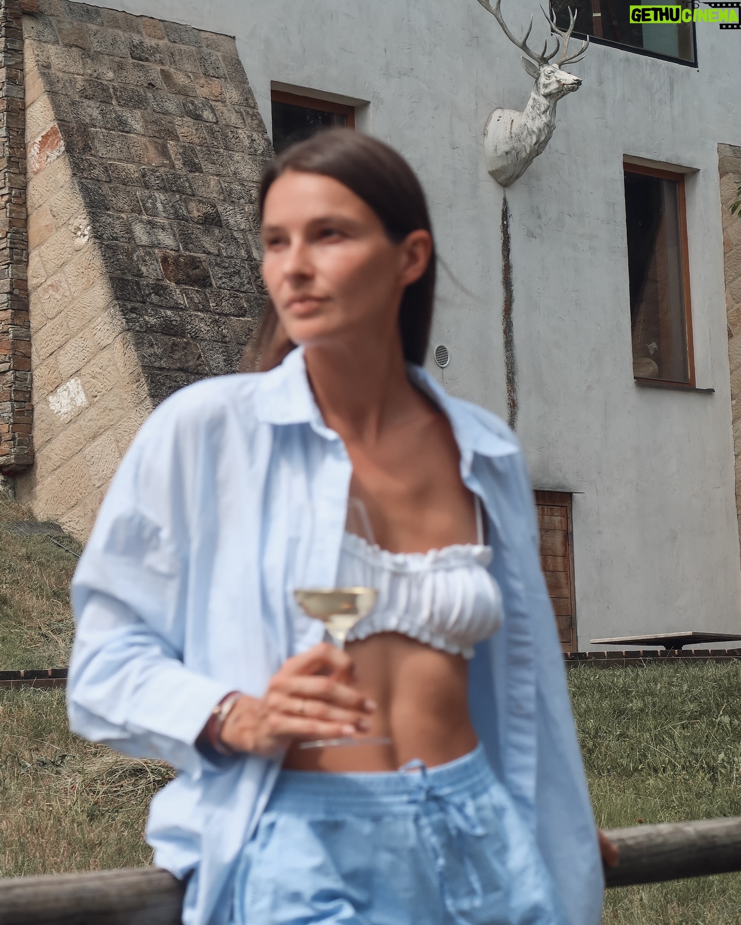 Nikol Švantnerová - 3 Likes - Poslední střípky z našeho třídenního relaxu🌲🫧🌿
1. Plavky, na které jste se ptali z @reserved
2. Relax v přírodě!
3. Bazén, u kterého jsme byli nonstop.
4. Ano, opravdu nonstop😁🫧
5. Gastronomie 12/10! Bylo to dokonalé!
6. Víno ze sklenic a místní sklárny.
7. Prostě @zikmundov 🌿
8. 🍷🤍
9. Dokonalé výhledy z postele si tu užívala i Miunka.
10. Spoko Nikouš🫶🏼