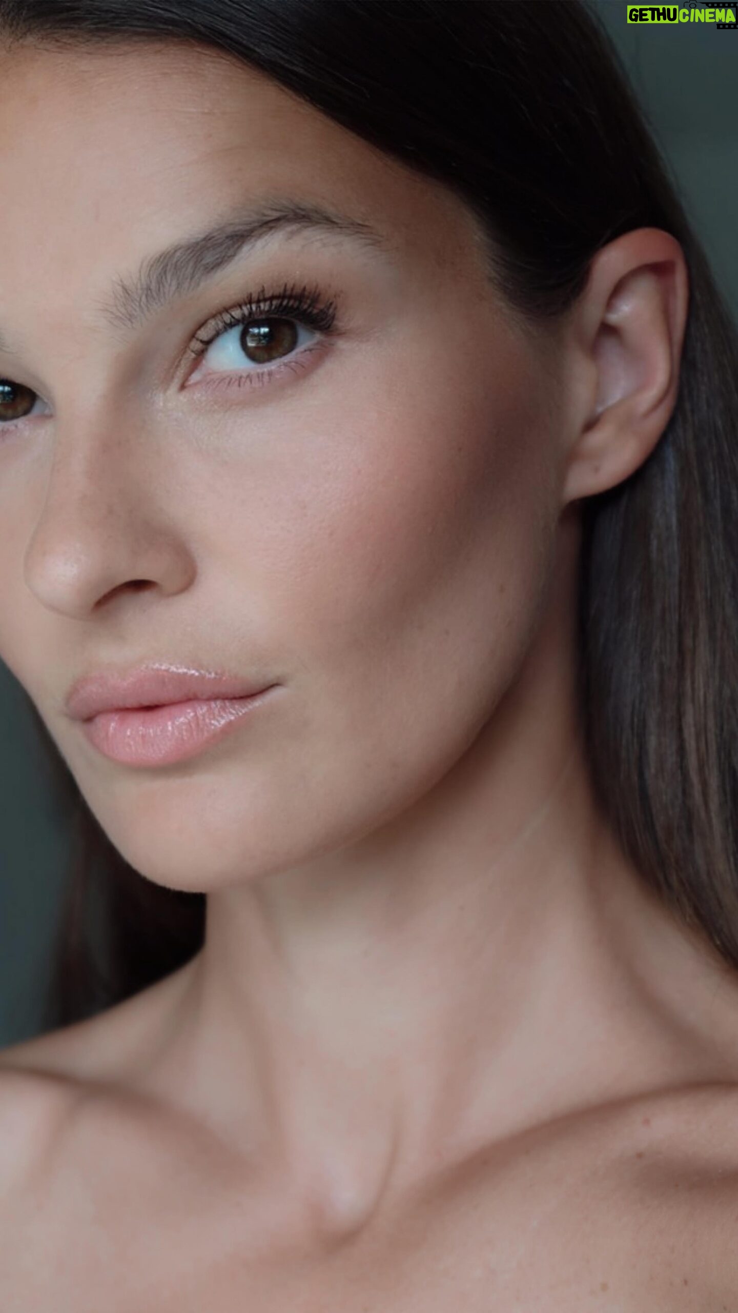 Nikol Švantnerová - 544 Likes - Novinky od @yslbeauty 🤎 v létě se příliš nelíčím a tohle je přesně pro mě. #yslbeauty
Řasenka Lash Clash
Rtěnka LoveShine
Stíny Couture Mini Clutch
Pudr All Hours Hyper Finish
a za mě top novinka Liquid Blush Make Me Blush