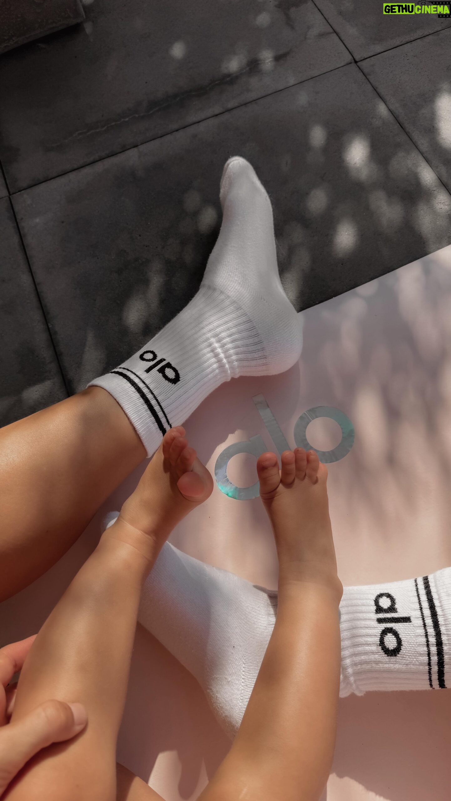 Nikol Švantnerová - 2.1K Likes - Naše rána🧘🏽♀️🌿já se snažím cvičit, Mia asistuje. Takové moje nej cviky, které si jedu pravidelně, střídám, nějaké přidávám, stačí mi třeba obden 20-30 minutek. Příště se vám to pokusím natočit ještě lépe a třeba estetičtěji, bez sekačky, rukavic apod😁🫶🏼 #ourmorningroutine