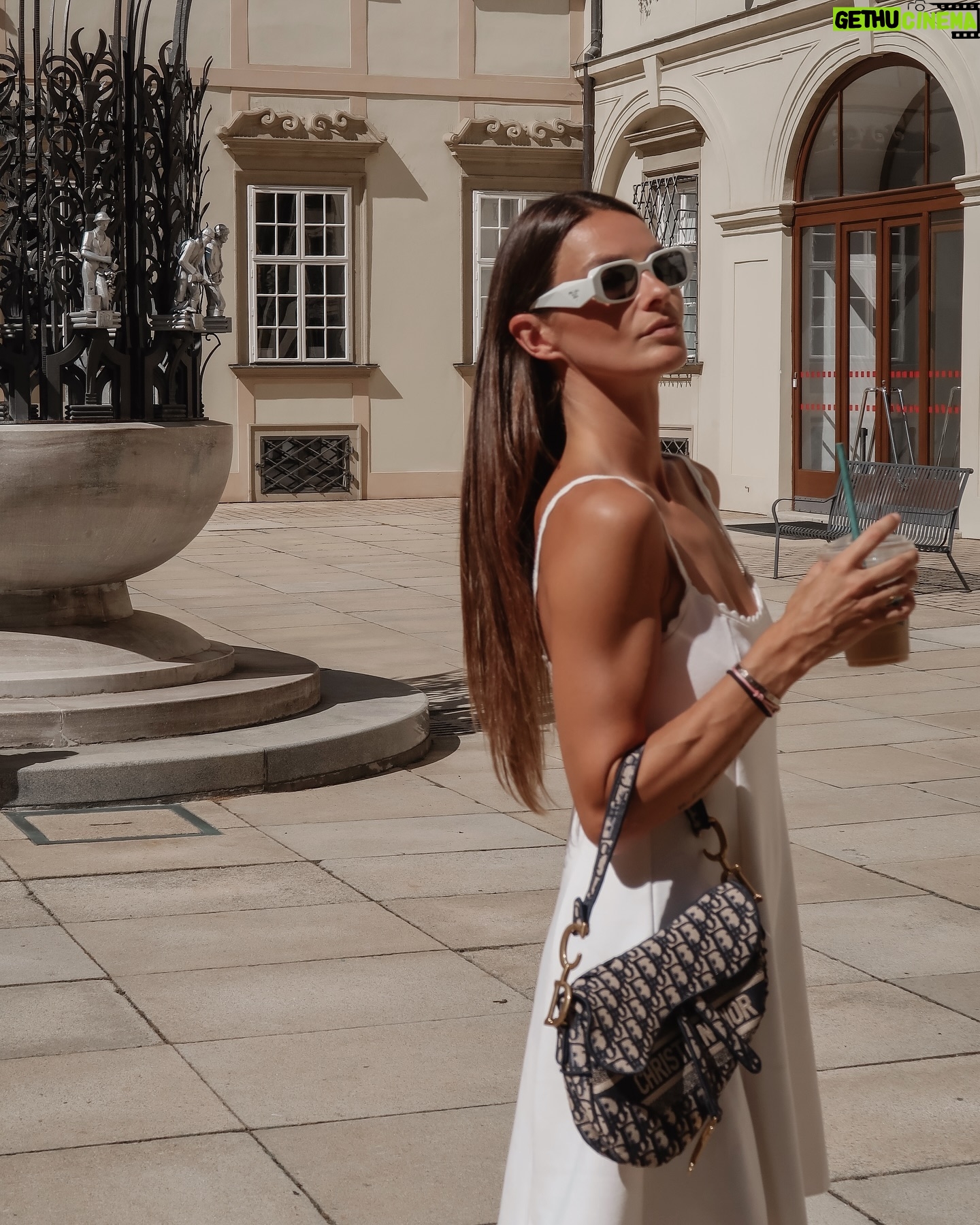 Nikol Švantnerová - 3 Likes - Tak jsem si tu v příspěvcích dala týdenní pauzu, dříve bych z toho byla celá nesvá, no naštěstí jsem z toho vyrostla🙈🤍hlavně se toho teď za týden tolik událo, že tak nějak až dnešním dnem začínám zase pořádně fungovat.
PS: tyhle šaty jsem ulovila na @zara a jsou boží!