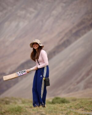 Nimrat Khaira Instagram - And the ball goes out of the stadium 😎😄

Comment your fav cricketer 🤟🏻