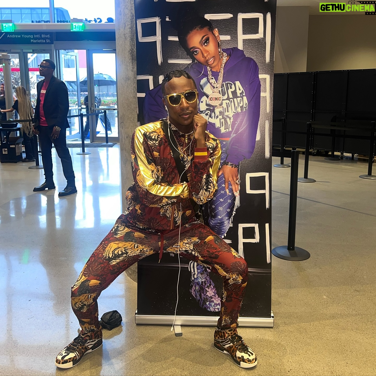 Nina Bo'nina Brown - 1.1K Likes - My Out of this world missy Elliot tour vlog is out now. Had a good time even had some piggies stalk me in the bathroom to take photos so i felt famous again for 2 seconds lol. Thanks again to all involved getting the tickets for me.