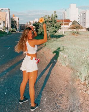 Nina Monteiro Instagram - ✨🌻✨ 
.

#soulaloha #pagevibe #eupraiana #espalhebomastral #fotoastral #elaseomar #almasolar #conexaopraiana_