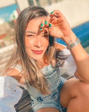 Nina Monteiro Instagram - Vim mostrar para vcs o resultado do botox preventivo que faço há muito anos com a Dra. Bianca @odontop_jp. (passa para o lado 👉🏼 que na última foto tem o antes) Sou bastante expressiva ao falar e exagero nos sorrisos e caretas 🤪😂 Não queria ganhar ruguinhas por causa dessa minha característica. Outro motivo que amo a aplicação de botox é que meu olho é pequeno demaaaais, e por algum motivo que não sei explicar, afinal não sou especializada nisso 😌😜, quando aplico o botox meus olhos aumentam um pouquinho 🙌🏼 É boa demais essa sensação de parecer mais rejuvenescida com esse procedimento.  Eu indico de olhos fechados o trabalho da @odontop_jp