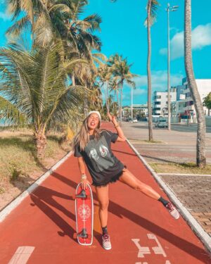 Nina Monteiro Instagram - Final de semana chegandoooo 🎉 vcs tão animados aí? 
🛹 @nitrosk8