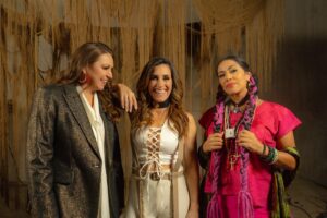 Niña Pastori Instagram - RAÍZ es un viaje a nuestras tradiciones más profundas, a nuestra esencia y pasión. 🇦🇷🇪🇸🇲🇽 Con @npastorioficial y @liladowns celebramos el Día Mundial del Folklore con la música que llevamos en el corazón. 

𝒀 𝒂𝒖𝒏𝒒𝒖𝒆 𝒎𝒆 𝒑𝒂𝒔𝒆 𝒆𝒍 𝒕𝒊𝒆𝒎𝒑𝒐 𝒏𝒐 𝒍𝒂 𝒐𝒍𝒗𝒊𝒅𝒐
𝒀 𝒏𝒐 𝒔𝒆 𝒎𝒖𝒆𝒓𝒆 𝒆𝒍 𝒔𝒆𝒏𝒕𝒊𝒎𝒊𝒆𝒏𝒕𝒐
𝑷𝒐𝒓 𝒍𝒂𝒔 𝒄𝒐𝒔𝒂𝒔 𝒒𝒖𝒆 𝒉𝒆 𝒗𝒊𝒗𝒊𝒅𝒐
𝑻𝒂𝒏 𝒃𝒐𝒏𝒊𝒕𝒂, 𝑻𝒂𝒏 𝒃𝒆𝒏𝒅𝒊𝒕𝒂

#Raíz #TanBonita #DíaMundialDelFolklore