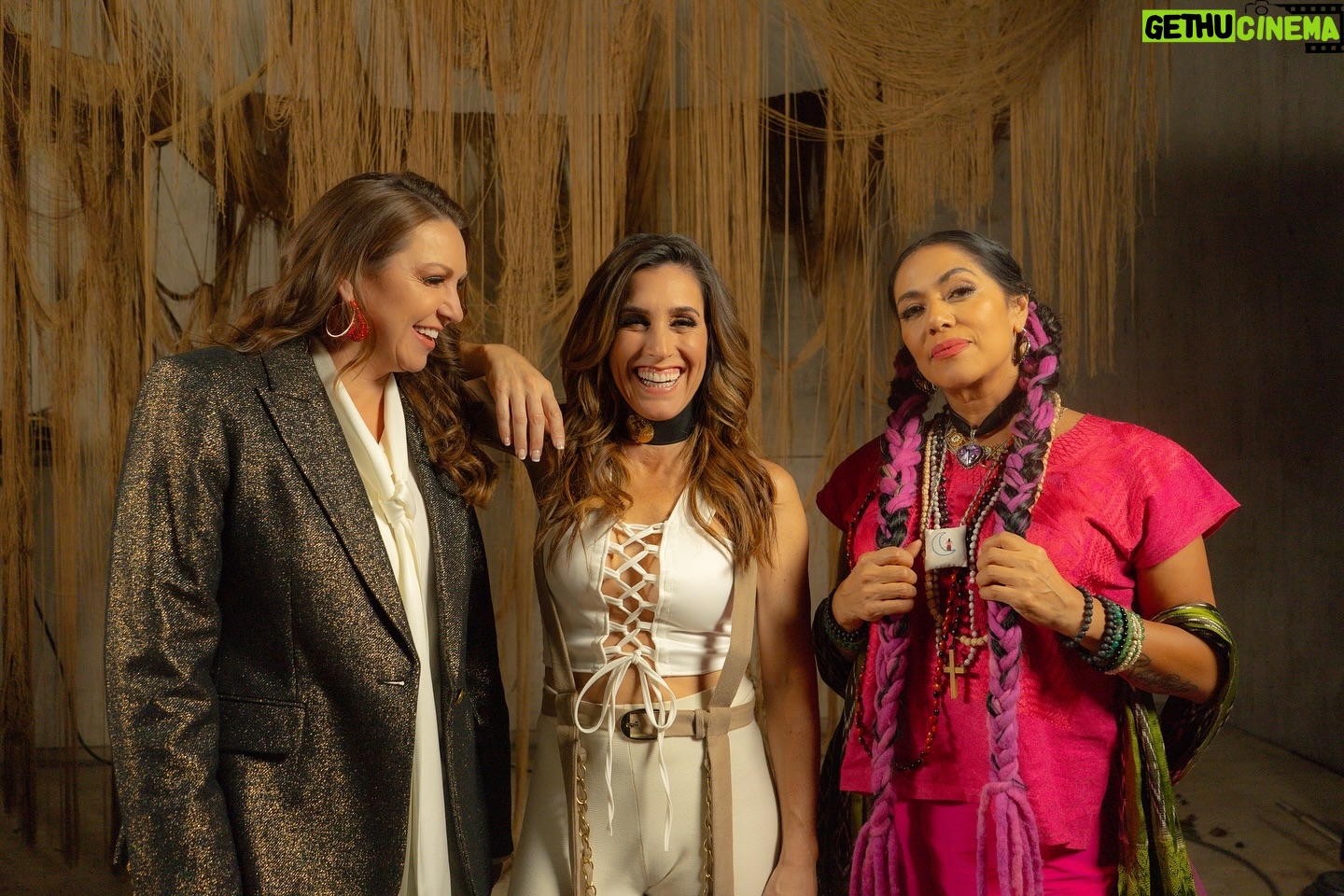 Niña Pastori - 13.8K Likes - RAÍZ es un viaje a nuestras tradiciones más profundas, a nuestra esencia y pasión. 🇦🇷🇪🇸🇲🇽 Con @npastorioficial y @liladowns celebramos el Día Mundial del Folklore con la música que llevamos en el corazón.
𝒀 𝒂𝒖𝒏𝒒𝒖𝒆 𝒎𝒆 𝒑𝒂𝒔𝒆 𝒆𝒍 𝒕𝒊𝒆𝒎𝒑𝒐 𝒏𝒐 𝒍𝒂 𝒐𝒍𝒗𝒊𝒅𝒐
𝒀 𝒏𝒐 𝒔𝒆 𝒎𝒖𝒆𝒓𝒆 𝒆𝒍 𝒔𝒆𝒏𝒕𝒊𝒎𝒊𝒆𝒏𝒕𝒐
𝑷𝒐𝒓 𝒍𝒂𝒔 𝒄𝒐𝒔𝒂𝒔 𝒒𝒖𝒆 𝒉𝒆 𝒗𝒊𝒗𝒊𝒅𝒐
𝑻𝒂𝒏 𝒃𝒐𝒏𝒊𝒕𝒂, 𝑻𝒂𝒏 𝒃𝒆𝒏𝒅𝒊𝒕𝒂
#Raíz #TanBonita #DíaMundialDelFolklore