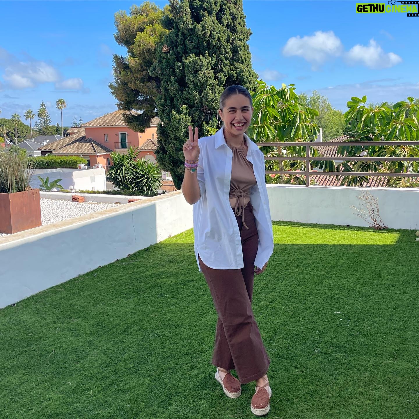Niña Pastori - 22.9K Likes - Un día como hoy nació la luz de mis ojos! 🥰💜🍀 Mi niña chica… Mi María… qué te quiero amor mío!
Que cumplas muchos más y que todos podamos disfrutarte.….. 😘 Que se cumplan todos tus sueños y que Dios te acompañe siempre.
08.07.12 #Mariqui #12años