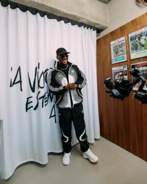 Ninho Instagram - 𝑱𝑬𝑭𝑬 𝑨𝑰𝑹𝑳𝑰𝑵𝑬𝑺 𝑻𝑶𝑼𝑹 𝑿 𝑯𝑶𝑴𝑬 𝑶𝑭 𝑺𝑷𝑶𝑹𝑻 𝑷𝑨𝑹𝑰𝑺
C’est toujours carré avec la famille @adidasparis ! ✈️

#Createdwithadidas #HomeofSportParis #collaborationcommerciale