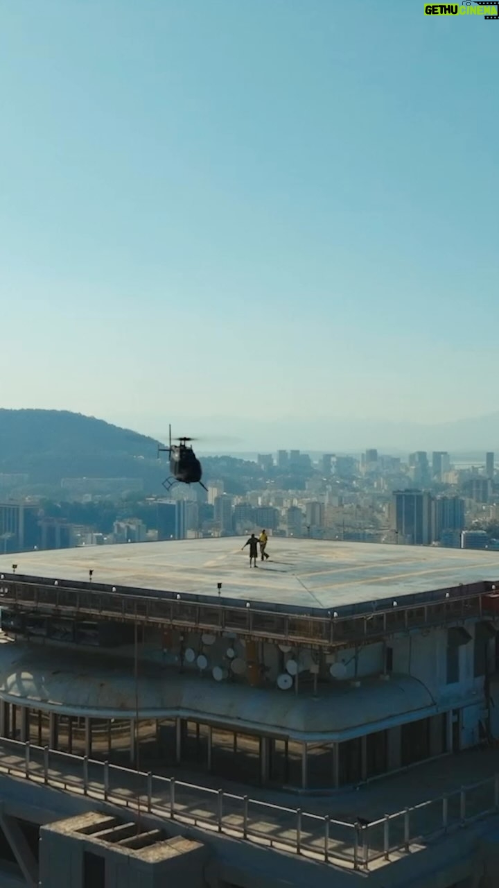 Niska - 125.2K Likes - Jeu de mains délicat Coco Chanel 🚁🇧🇷🦅 clip dispo !
Director @the_only_g
Production @marameo.tv