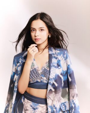 Nitanshi Goel Instagram - 애인 💙🫰🏻⛅️

Styled By - @isolatednee x @stylebyeshh
Outfit- @rannagill
Jewellery- @the_jewel_gallery
Footwear- @londonrag_in
HMU - @shine_and_shadow_ 
📸 - @smileplease_25

#Nitanshigoel #LaapataaLadies #Phool