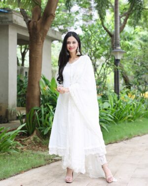 Nitanshi Goel Instagram - Happy Independence Day!🇮🇳 
May we always uphold the values of freedom, justice, and equality for all 🤍 

📸: @dinesh_ahuja 
Outfit: @roze.india 
Styled by: @isolatednee 
Jewellery: @opasa.jewellery 
Styled by: @_anushkapuri_

#NitanshiGoel #HappyIndependenceDay India