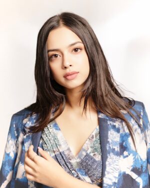 Nitanshi Goel Instagram - 애인 💙🫰🏻⛅️

Styled By - @isolatednee x @stylebyeshh
Outfit- @rannagill
Jewellery- @the_jewel_gallery
Footwear- @londonrag_in
HMU - @shine_and_shadow_ 
📸 - @smileplease_25

#Nitanshigoel #LaapataaLadies #Phool