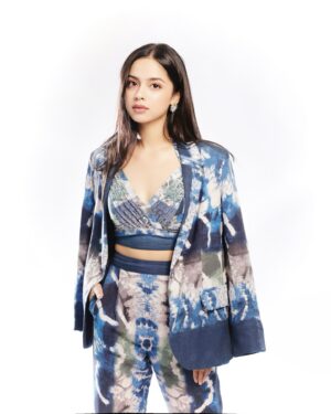 Nitanshi Goel Instagram - 애인 💙🫰🏻⛅️

Styled By - @isolatednee x @stylebyeshh
Outfit- @rannagill
Jewellery- @the_jewel_gallery
Footwear- @londonrag_in
HMU - @shine_and_shadow_ 
📸 - @smileplease_25

#Nitanshigoel #LaapataaLadies #Phool