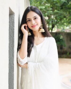 Nitanshi Goel Instagram - Happy Independence Day!🇮🇳 
May we always uphold the values of freedom, justice, and equality for all 🤍 

📸: @dinesh_ahuja 
Outfit: @roze.india 
Styled by: @isolatednee 
Jewellery: @opasa.jewellery 
Styled by: @_anushkapuri_

#NitanshiGoel #HappyIndependenceDay India