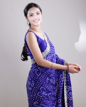 Nitanshi Goel Instagram - Kehte hain humko pyaar se India waale 💙🤍

Hair & Makeup by yours truly OG Sajni🌹
📸 @shafi_photography.in 
Saree @kirtiagarwal_varsha

#NitanshiGoel #Phool #LaapataaLadies #proudIndian