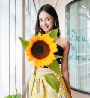 Nitanshi Goel Instagram - Entered into my 18th 💃🏻✌🏻
(completed 17)
Happy birthday wish keejiye mujhe but kuch creative aur beautyy-phool style mein🎂🌹🥳

Make-up & Hair @shine_and_shadow_ 

#nitanshigoel #LaapataaLadies #phool 🪷