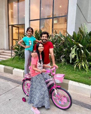 Nitya saxena Instagram - A super cool Sunday evening it was ❤️❤️

Tq @princessharini_official fr the cute bicycle 😍😇

@viyaofficial @nitya.saxena1186 #princessviya #anchorravi #familytime #familyfirst #daughterlove