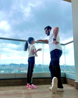 Nitya saxena Instagram - Those cute endless talks with a Daughter r the best a Father can ever experience 🥰😍

& i just listen ❤️❤️❤️

@viyaofficial @nitya.saxena1186 #anchorravi #princessviya #fatherdaughter #daughterlove