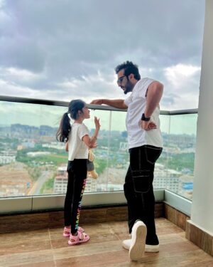 Nitya saxena Instagram - Those cute endless talks with a Daughter r the best a Father can ever experience 🥰😍

& i just listen ❤️❤️❤️

@viyaofficial @nitya.saxena1186 #anchorravi #princessviya #fatherdaughter #daughterlove