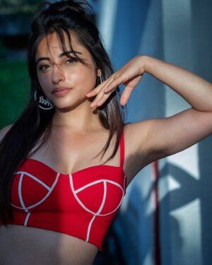 Niyati Fatnani Instagram - O Sajna, keep swiping 🍒

Styled by: @iamkenferns 
📸: @gauravbajaj07