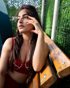 Niyati Fatnani Instagram - O Sajna, keep swiping 🍒

Styled by: @iamkenferns 
📸: @gauravbajaj07