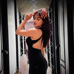 Niyati Fatnani Instagram - When Wednesday feels like Saturday 🖤🎶🪩💃💋

Last night with gorgeously cool ones…

#aboutlastnight #niyatifatnani #feltcute #mightdeletelater